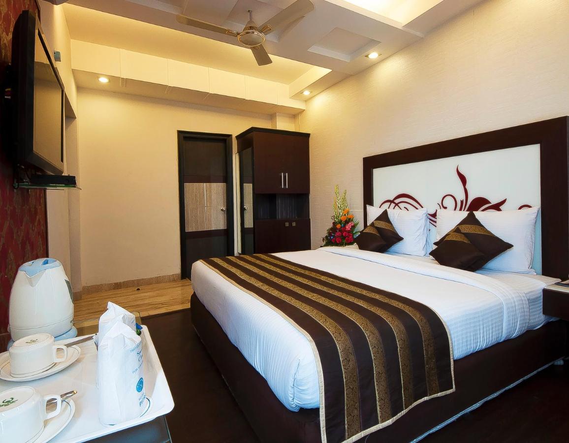Pitrashish Grand And Premium Hotell Delhi  Exteriör bild