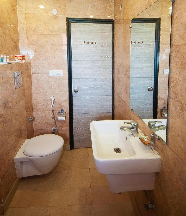 Pitrashish Grand And Premium Hotell Delhi  Exteriör bild